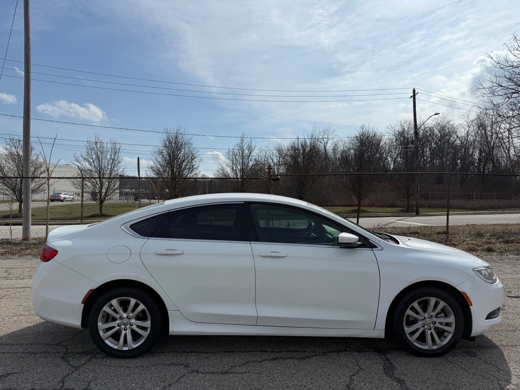 2017 Chrysler 200 Image 2