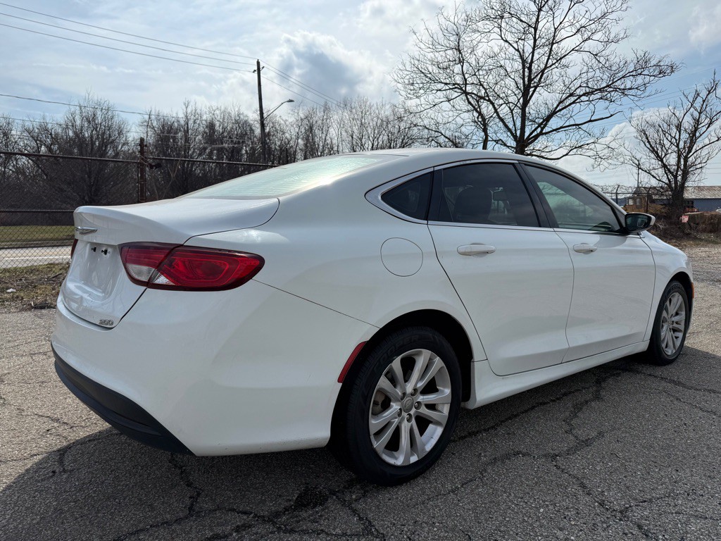 2017 Chrysler 200 Image 3