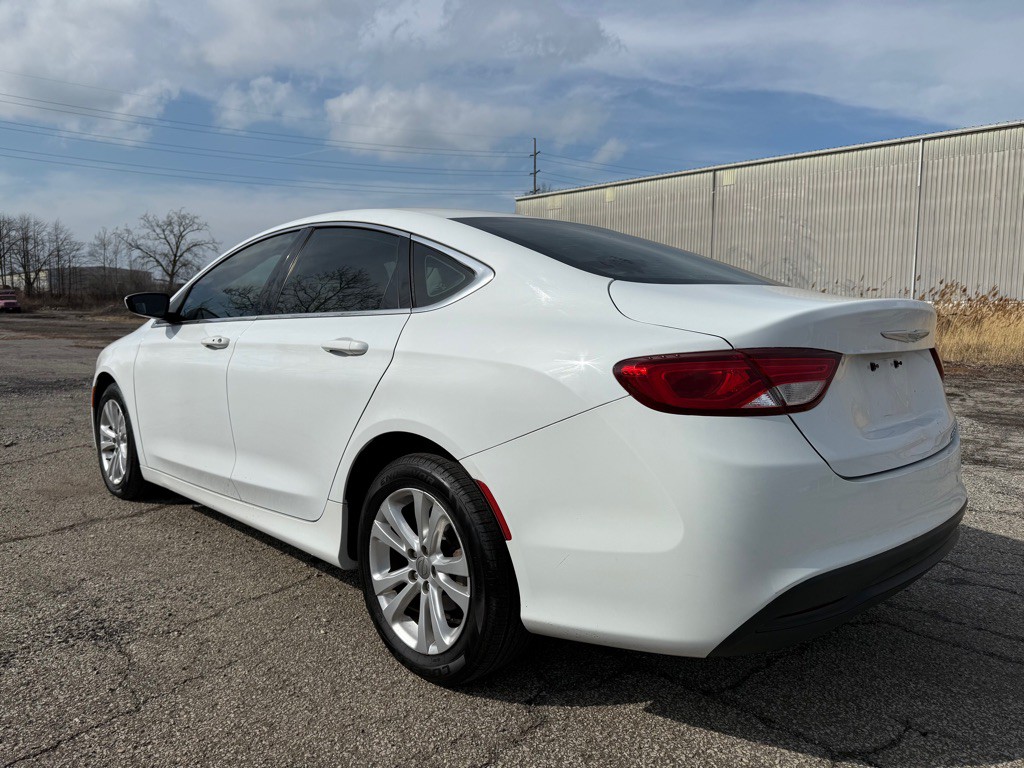 2017 Chrysler 200 Image 5