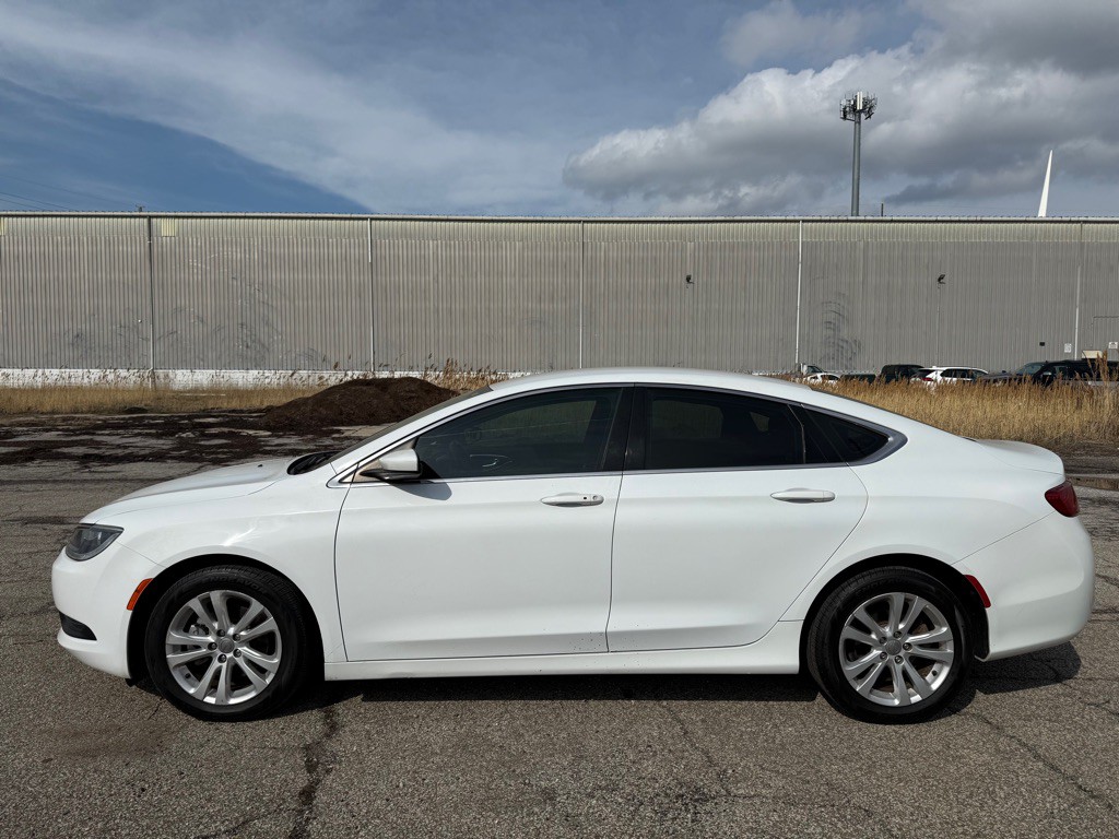 2017 Chrysler 200 Image 6