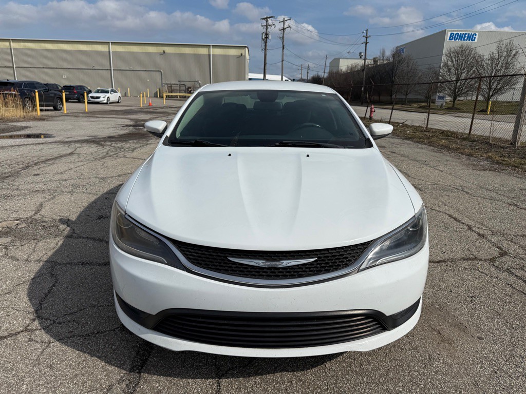2017 Chrysler 200 Image 8