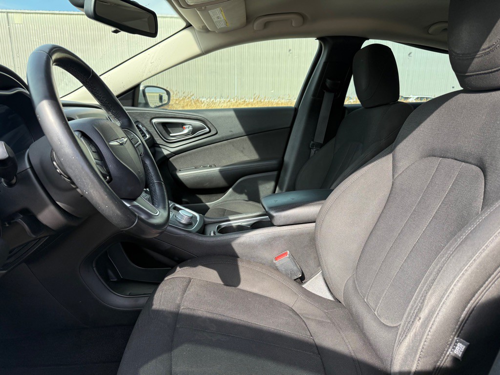 2017 Chrysler 200 Image 9