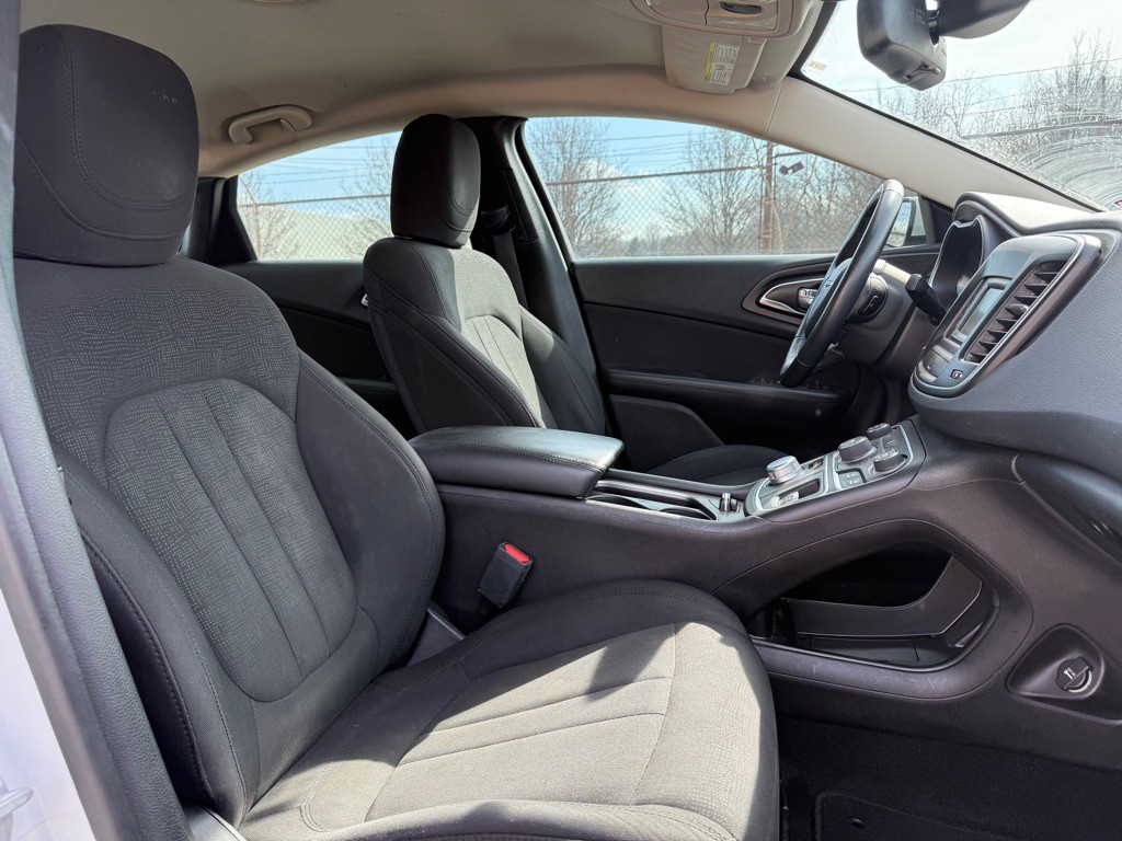 2017 Chrysler 200 Image 10