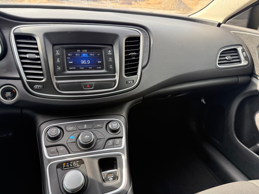 2017 Chrysler 200 Image 13