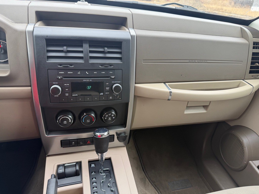 2010 Jeep Liberty Image 13