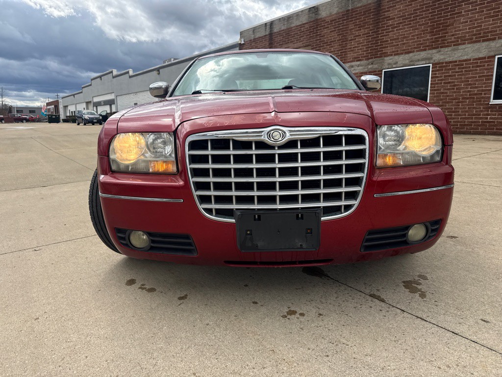 2010 Chrysler 300 Image 2