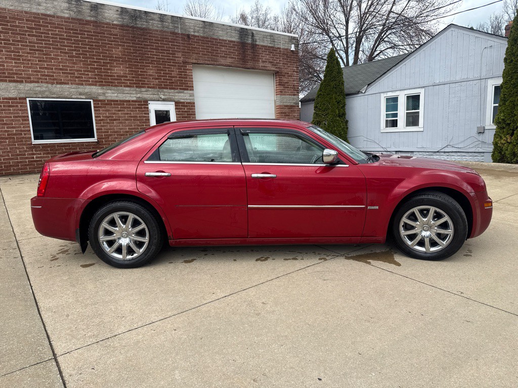 2010 Chrysler 300 Image 4