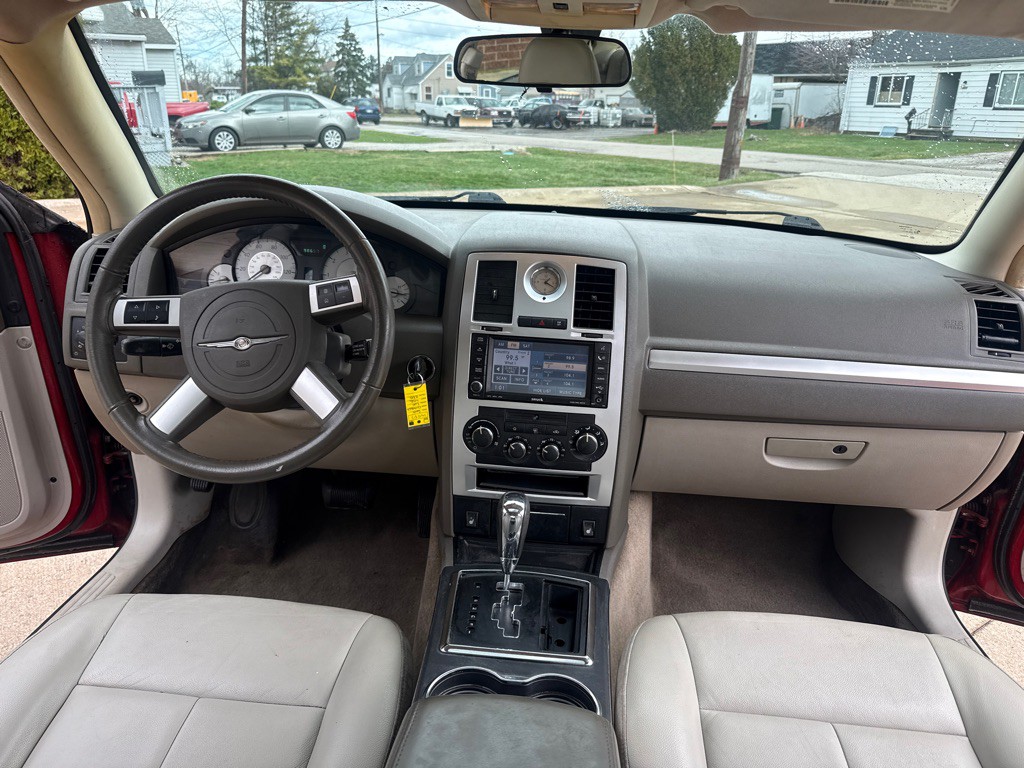 2010 Chrysler 300 Image 9