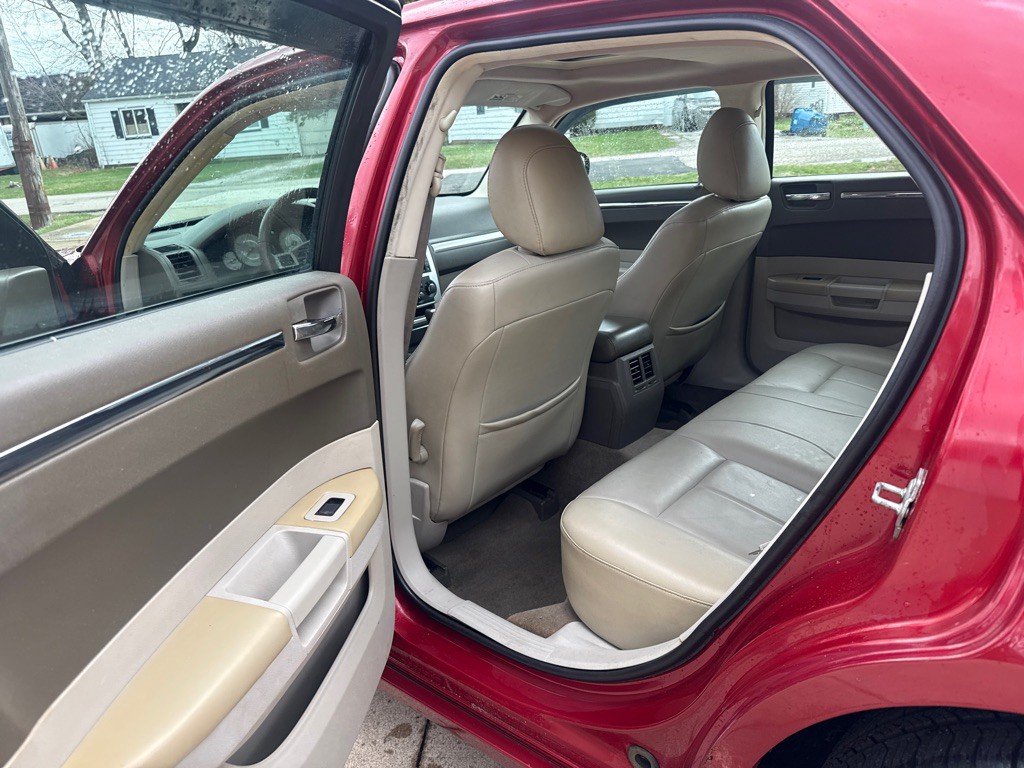 2010 Chrysler 300 Image 12