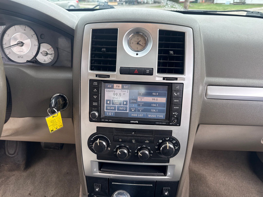 2010 Chrysler 300 Image 16