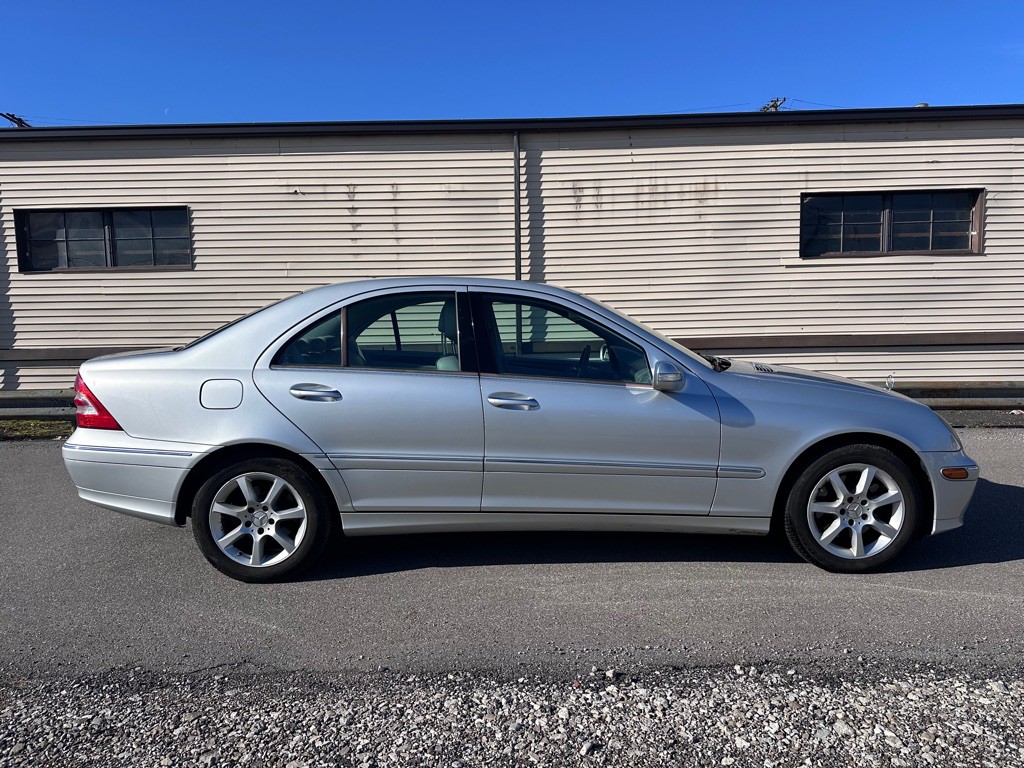 2007 Mercedes-Benz C-Class Image 2