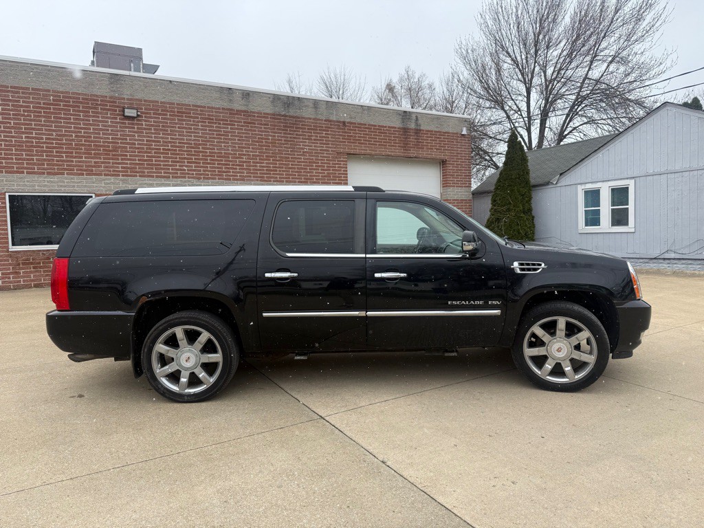 2011 Cadillac Escalade Image 4
