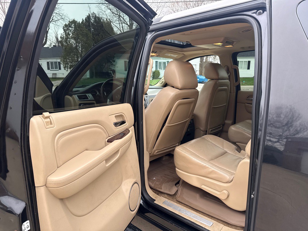 2011 Cadillac Escalade Image 12