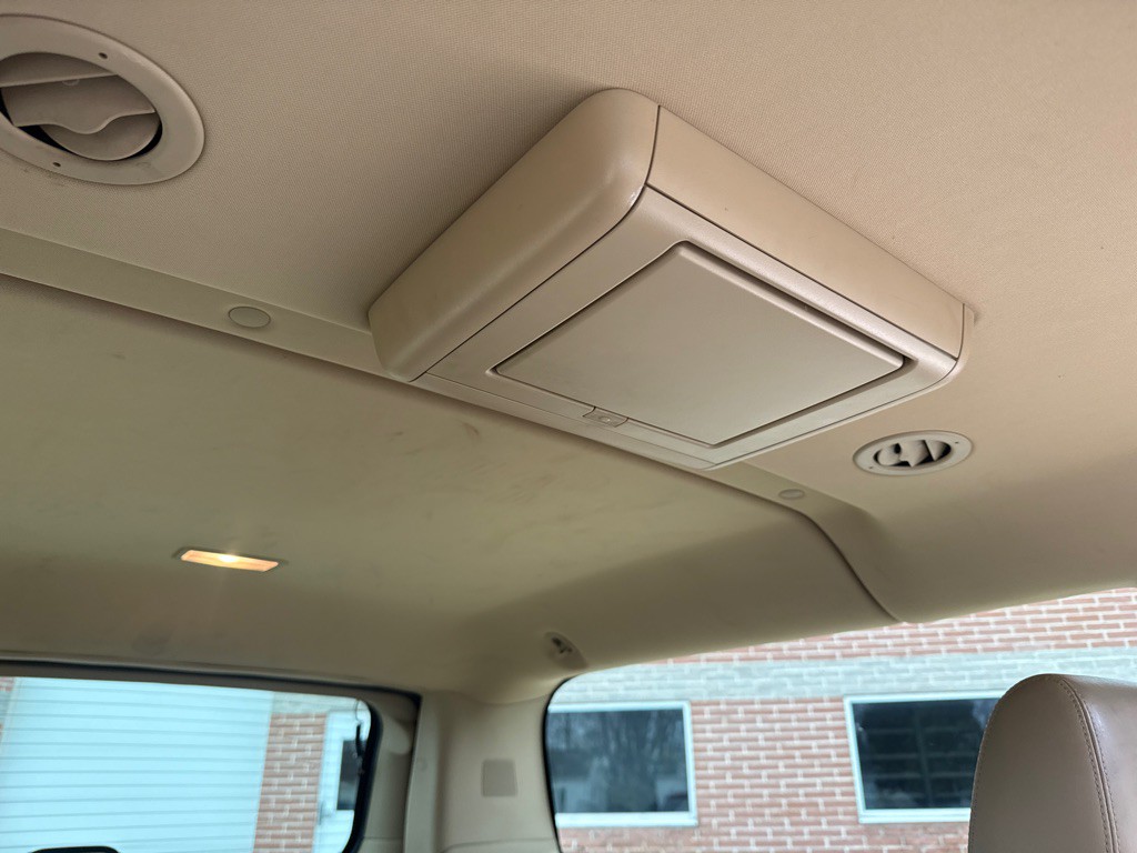 2011 Cadillac Escalade Image 15