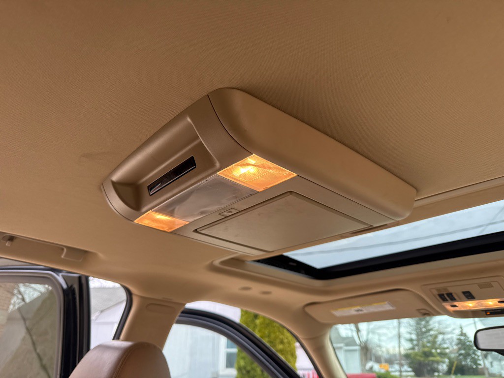 2011 Cadillac Escalade Image 16