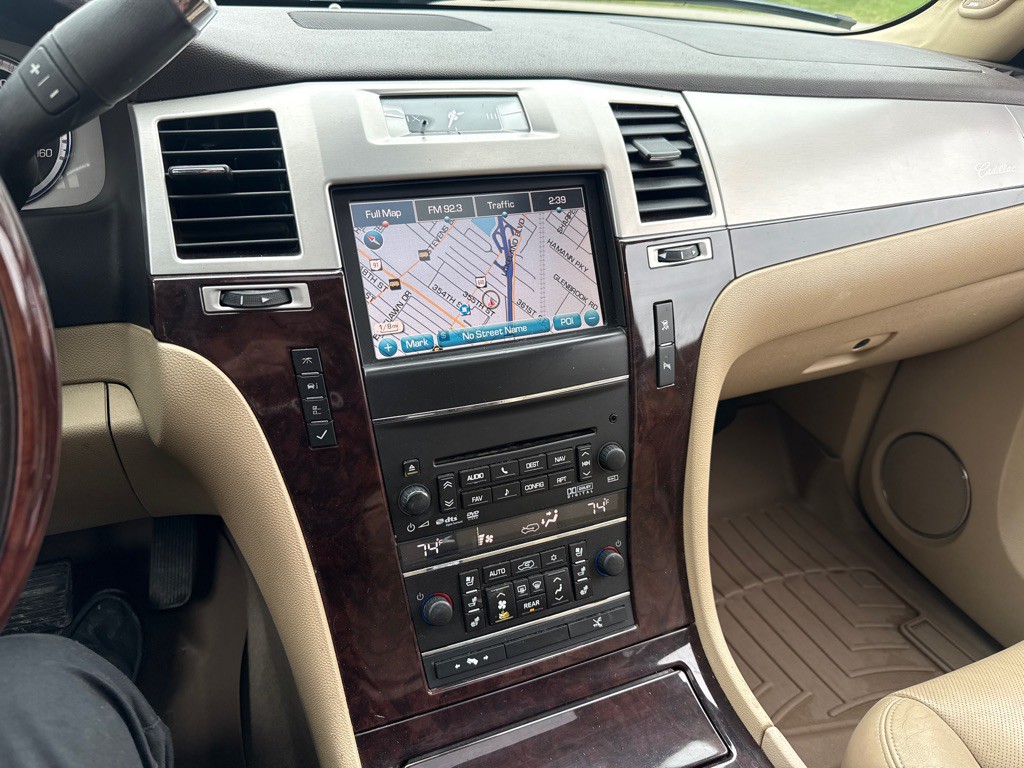 2011 Cadillac Escalade Image 18