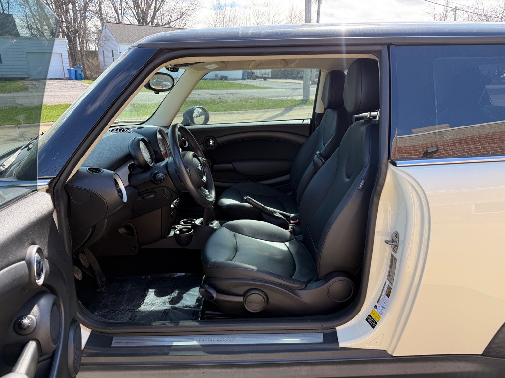 2013 MINI Cooper Image 9