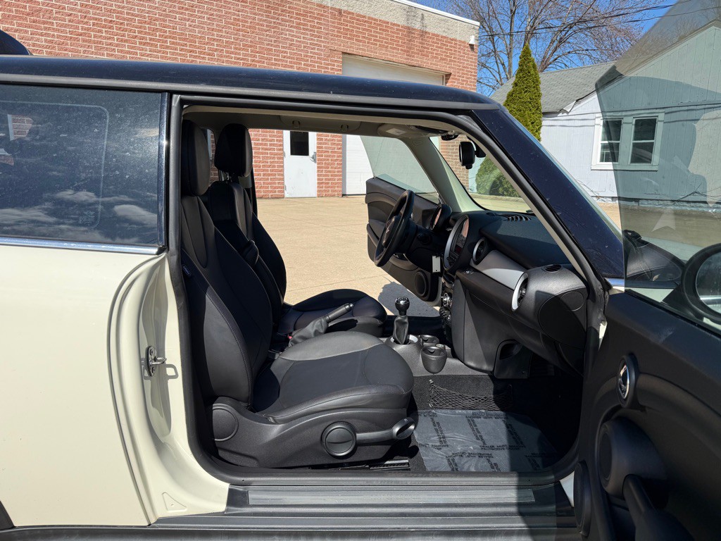 2013 MINI Cooper Image 10