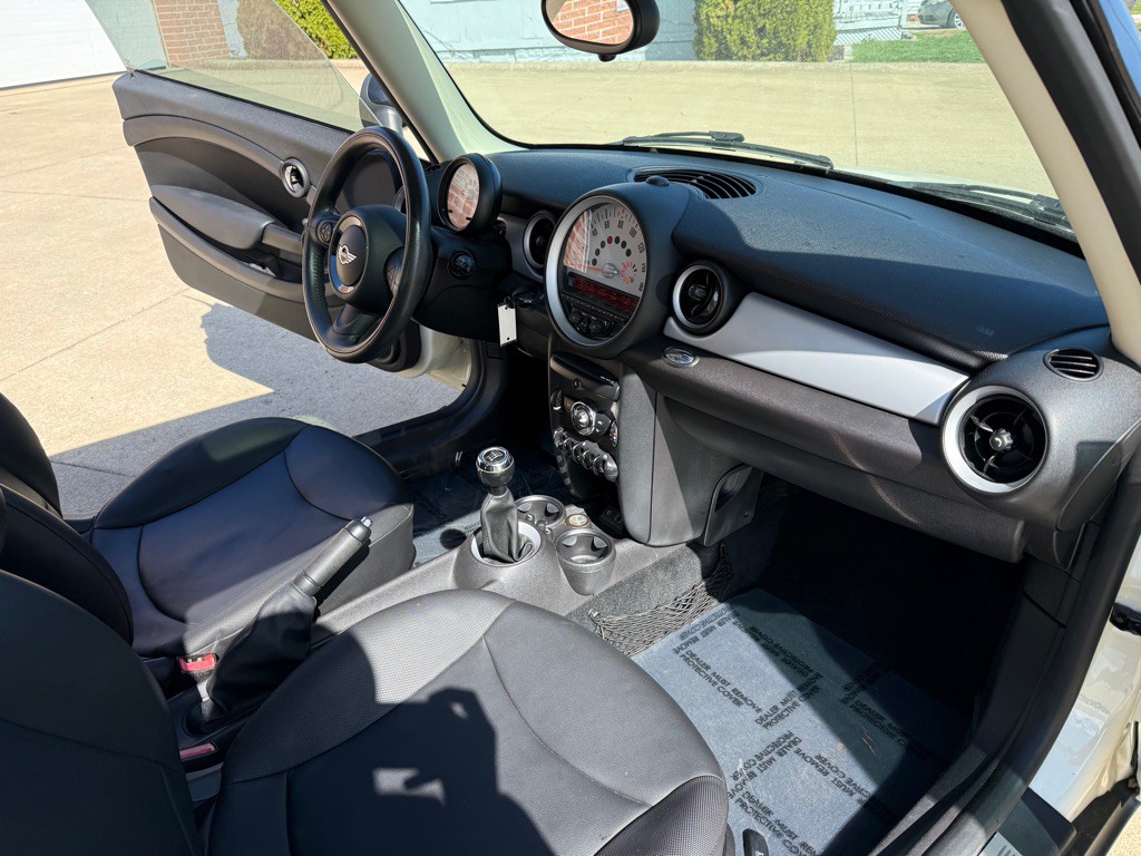 2013 MINI Cooper Image 12