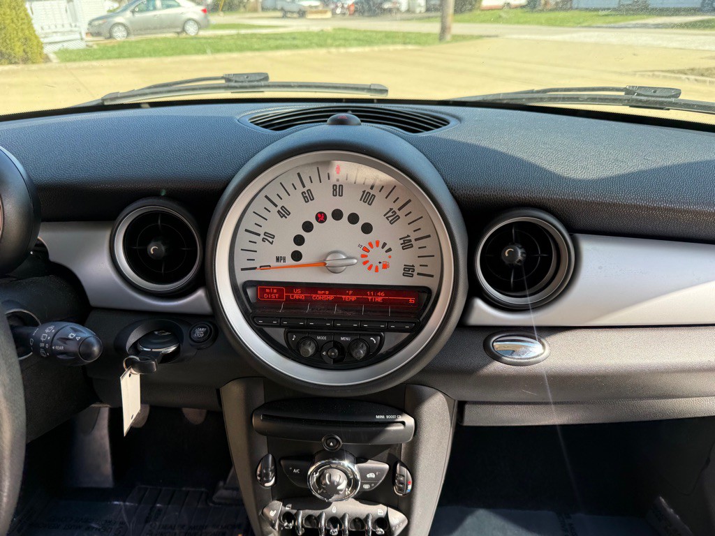 2013 MINI Cooper Image 15