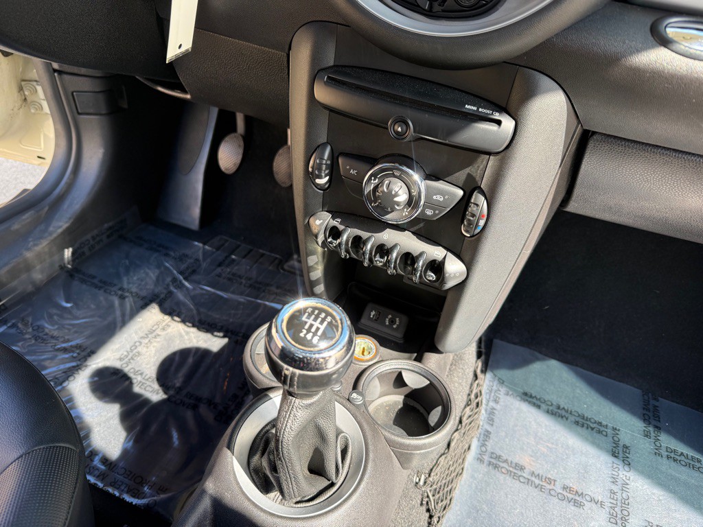 2013 MINI Cooper Image 16