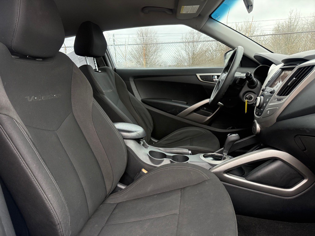 2016 Hyundai Veloster Image 9