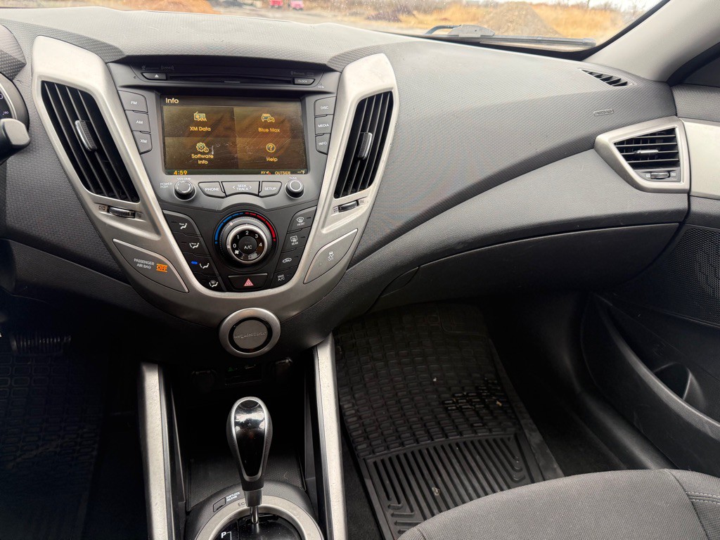 2016 Hyundai Veloster Image 12