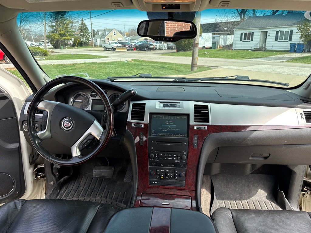 2010 Cadillac Escalade Image 9