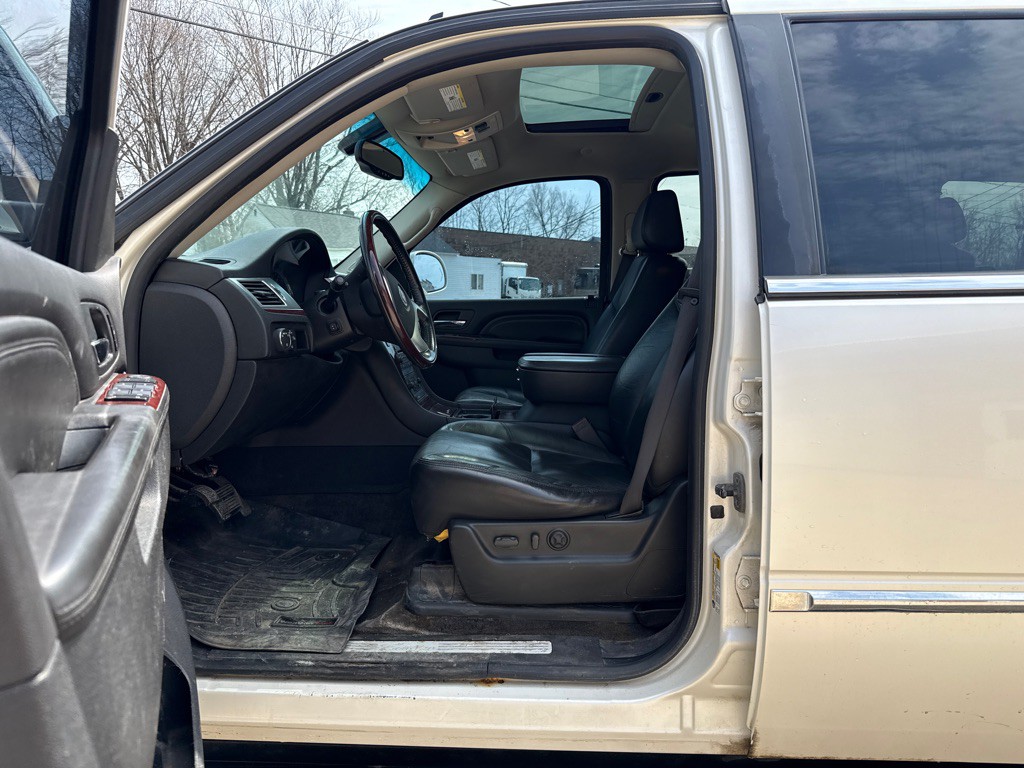 2010 Cadillac Escalade Image 10