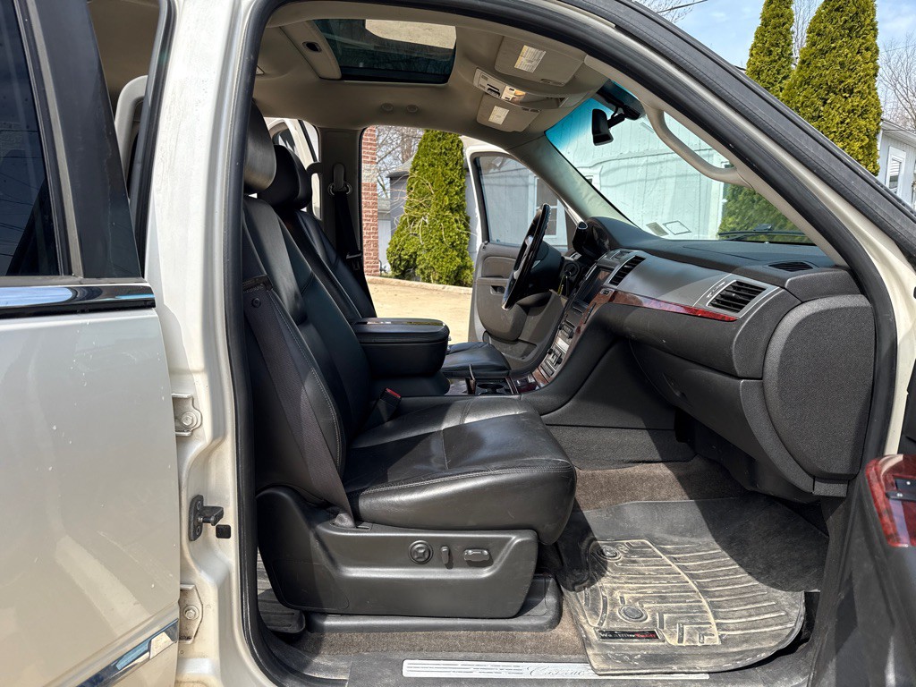 2010 Cadillac Escalade Image 11