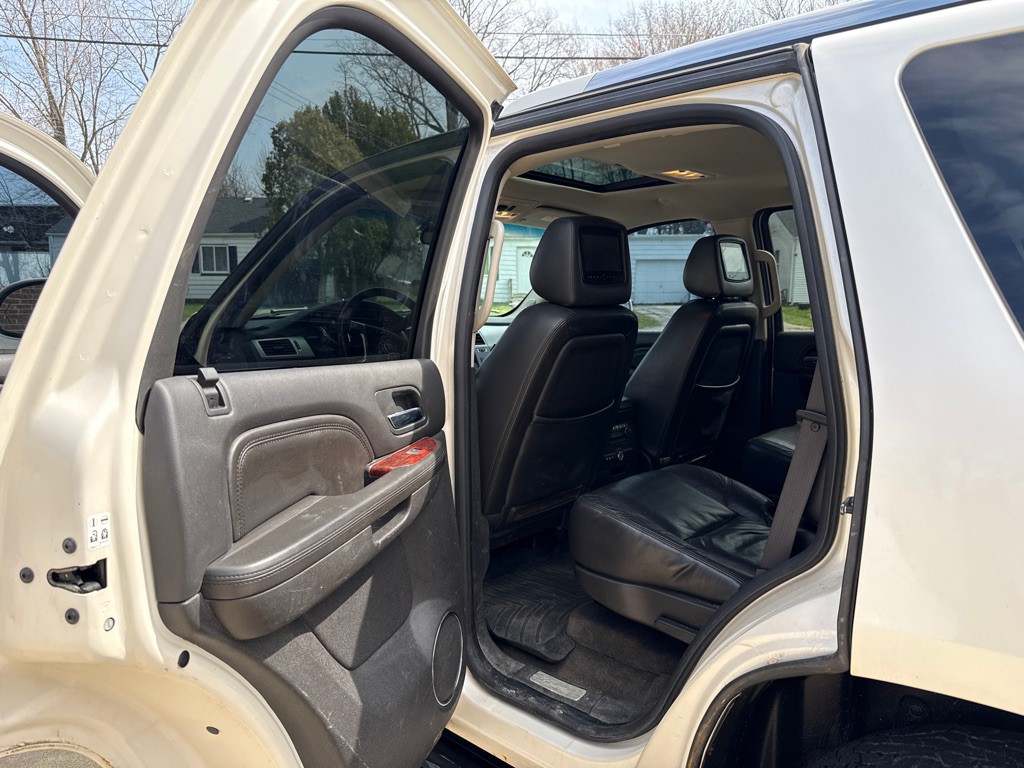 2010 Cadillac Escalade Image 12