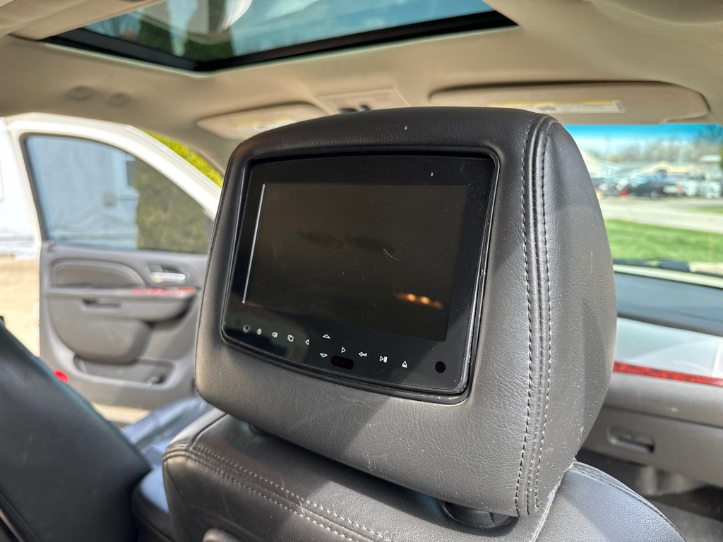 2010 Cadillac Escalade Image 14