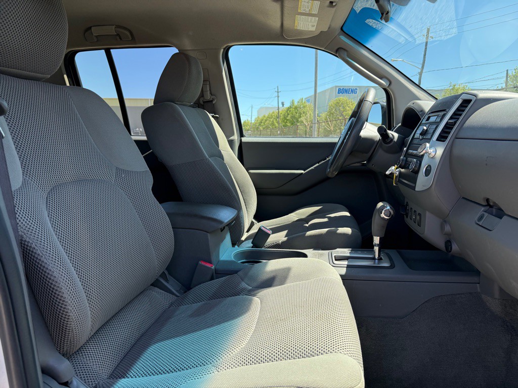 2010 Nissan Frontier Image 9