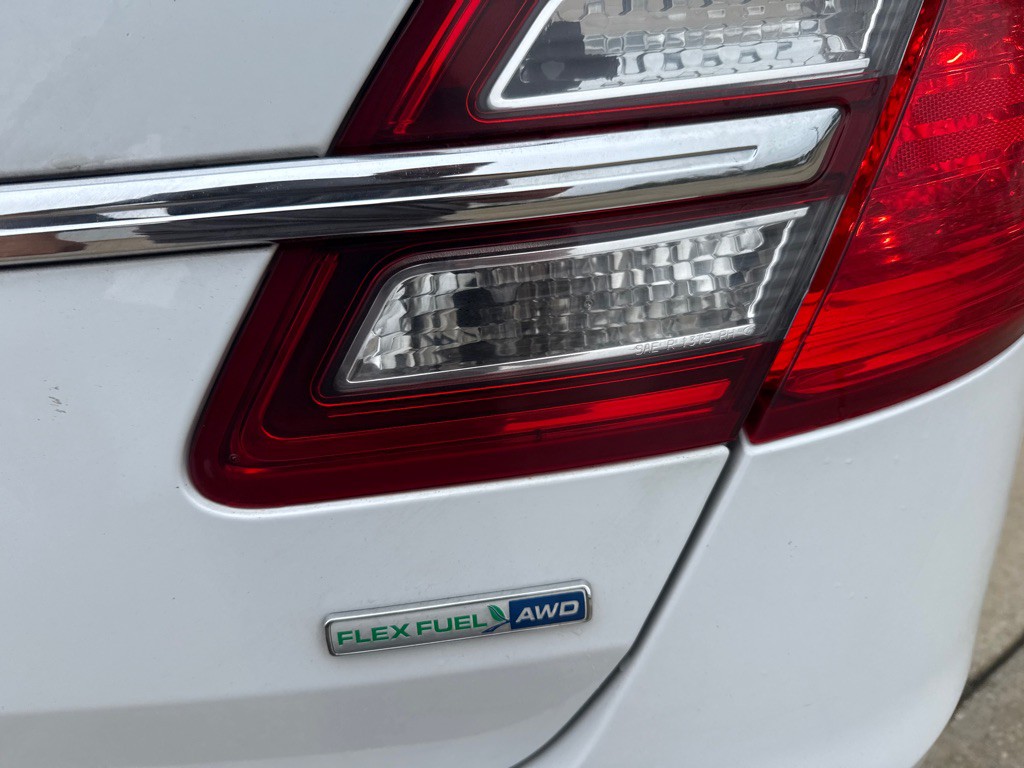 2015 Ford Taurus Image 15