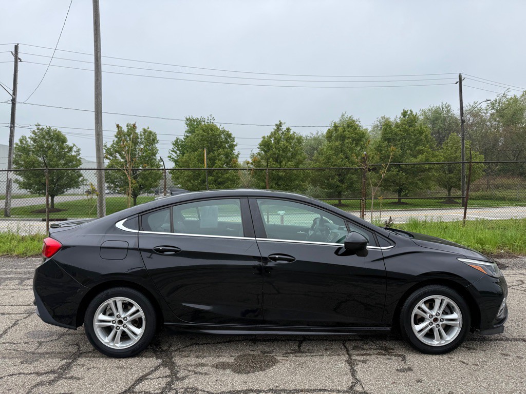 2018 Chevrolet Cruze Image 2