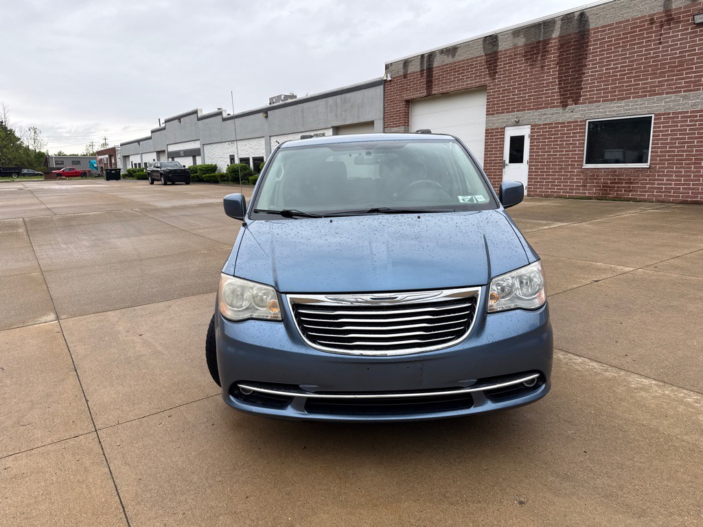 2012 Chrysler Town & Country Image 2