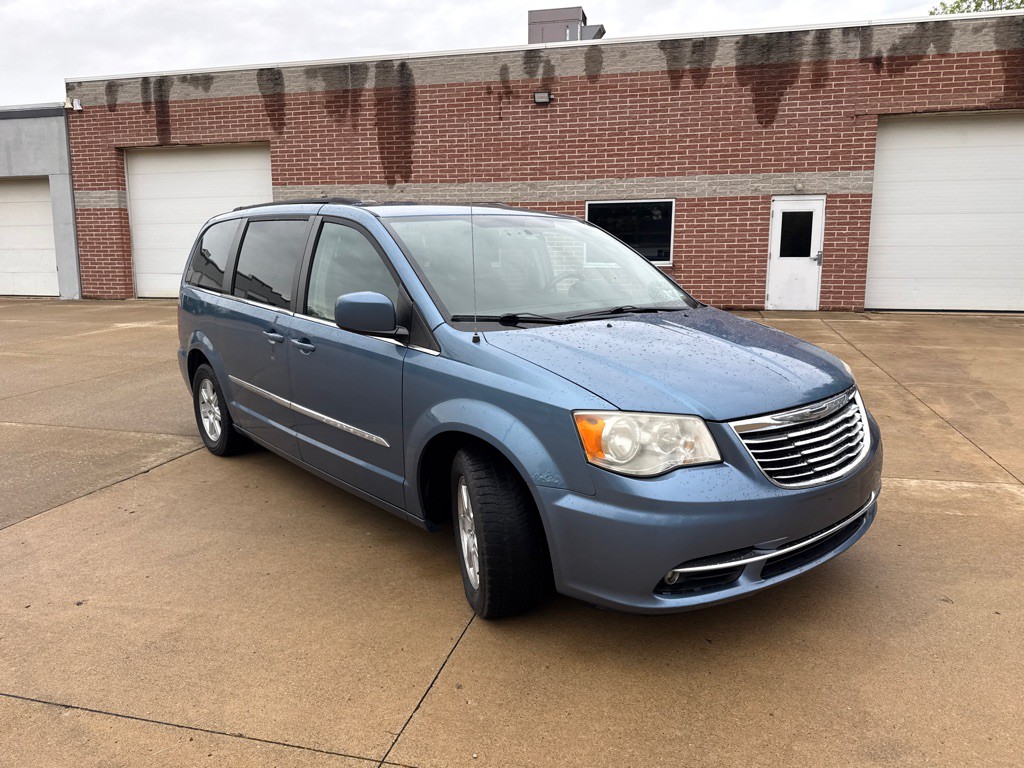 2012 Chrysler Town & Country Image 3