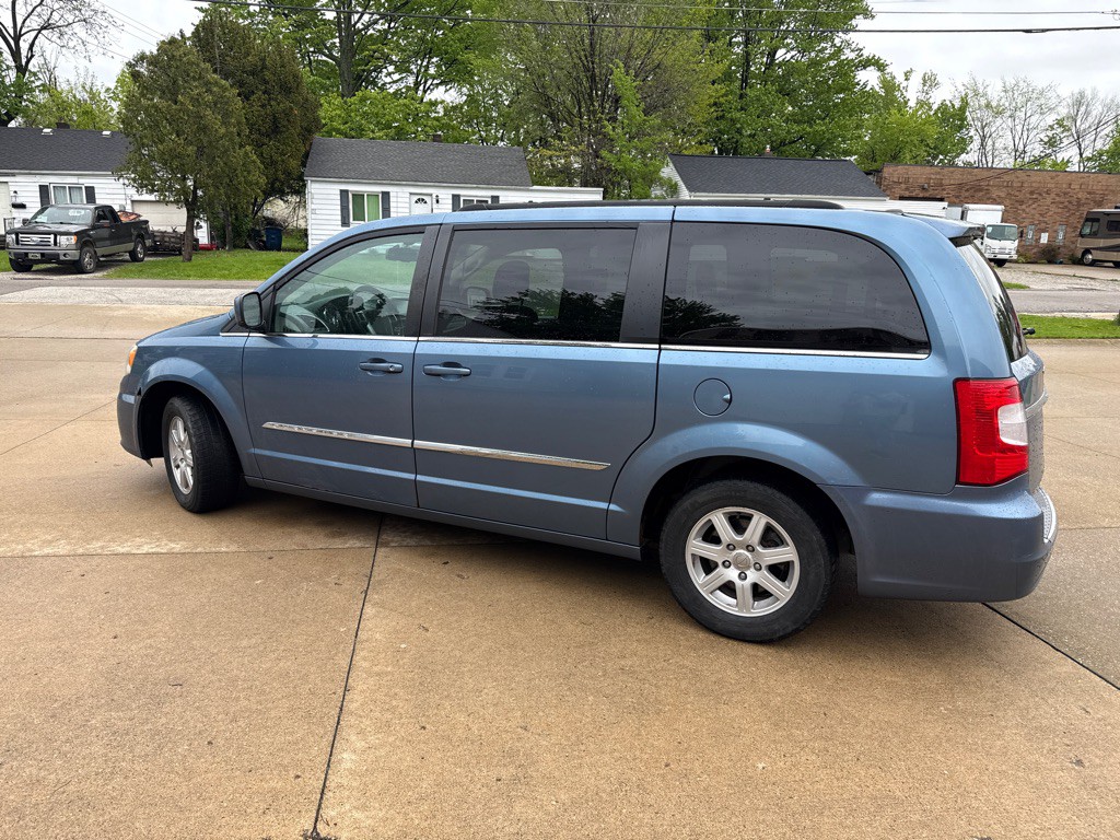 2012 Chrysler Town & Country Image 5