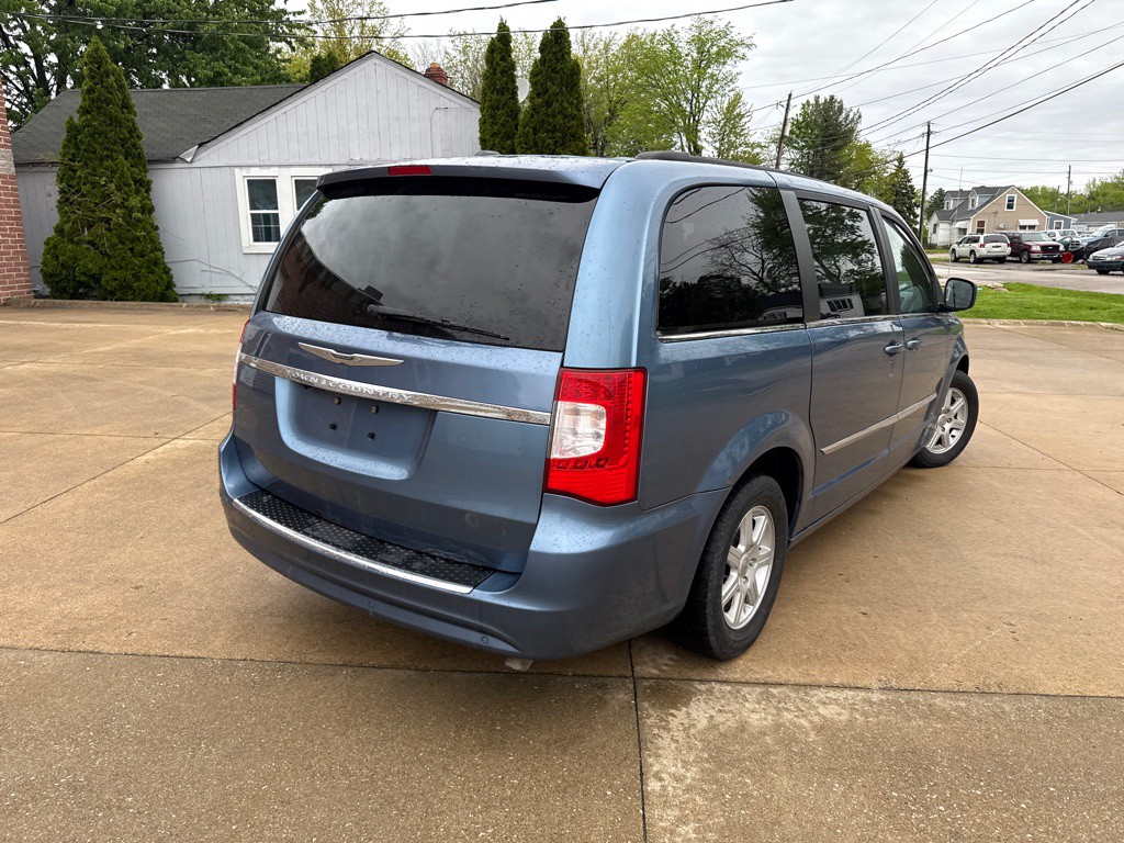 2012 Chrysler Town & Country Image 6