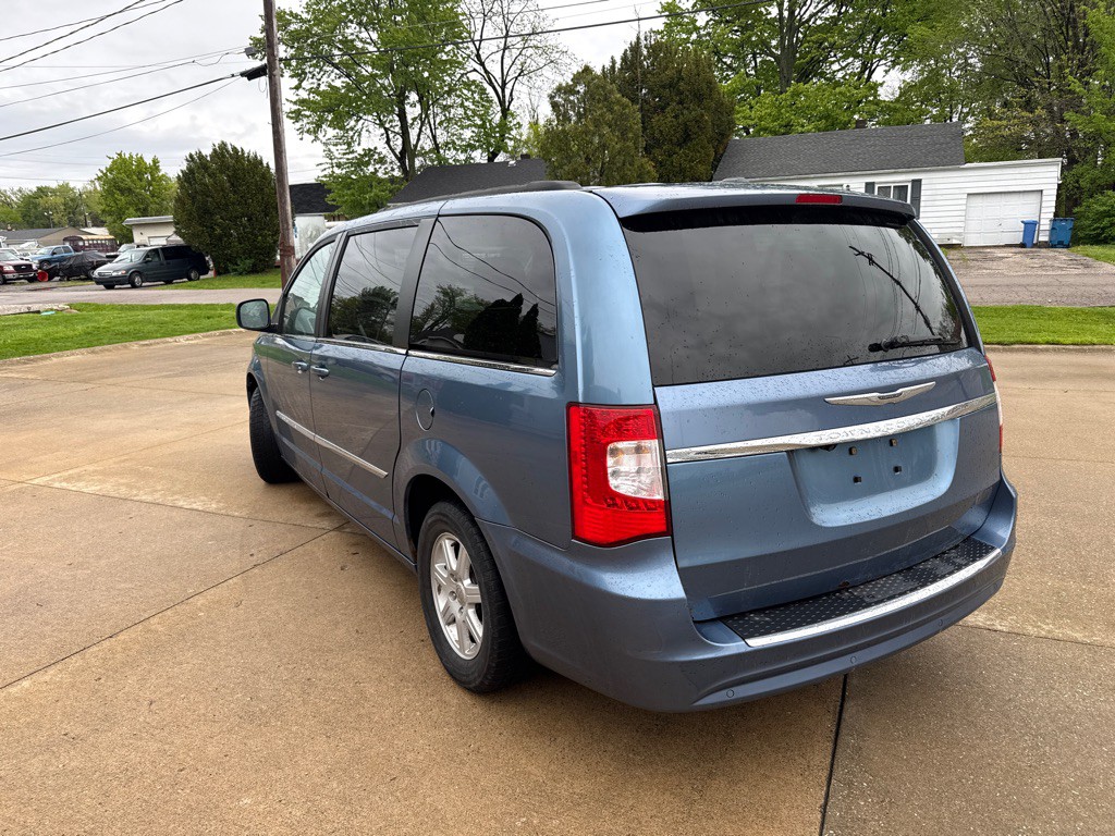 2012 Chrysler Town & Country Image 8