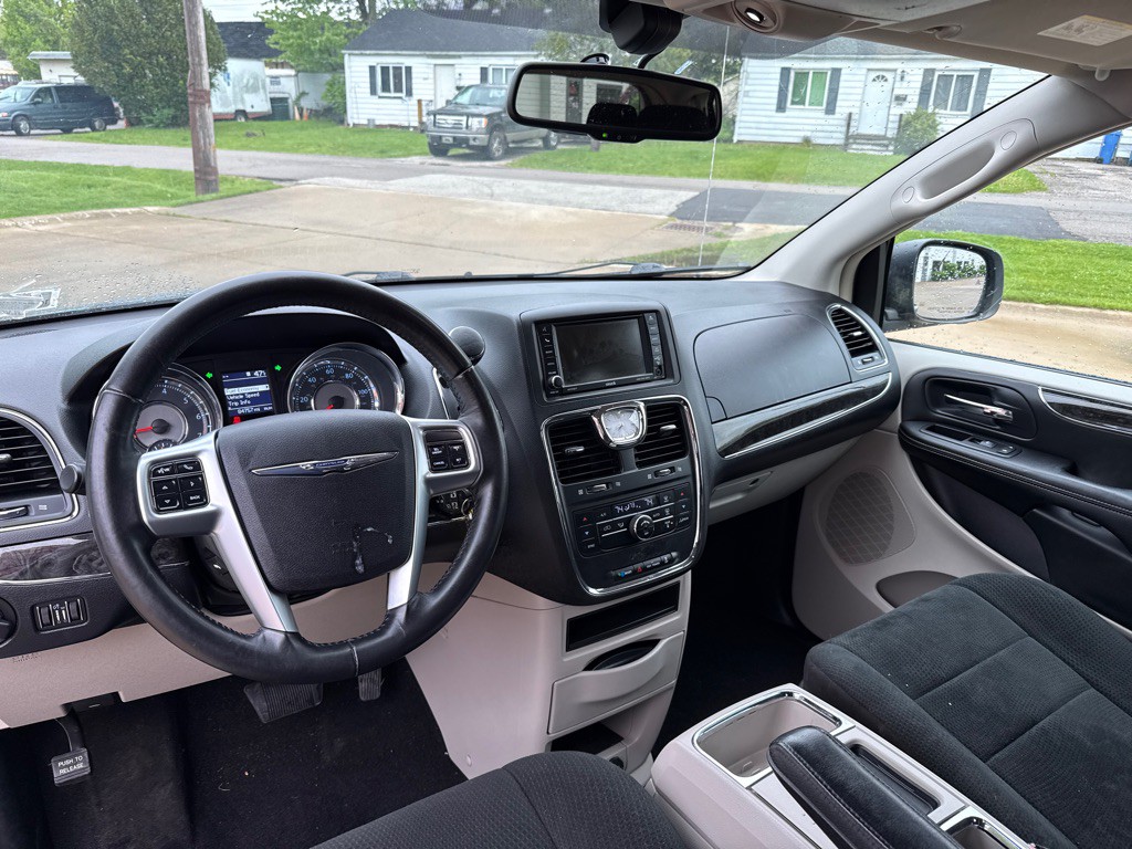 2012 Chrysler Town & Country Image 9