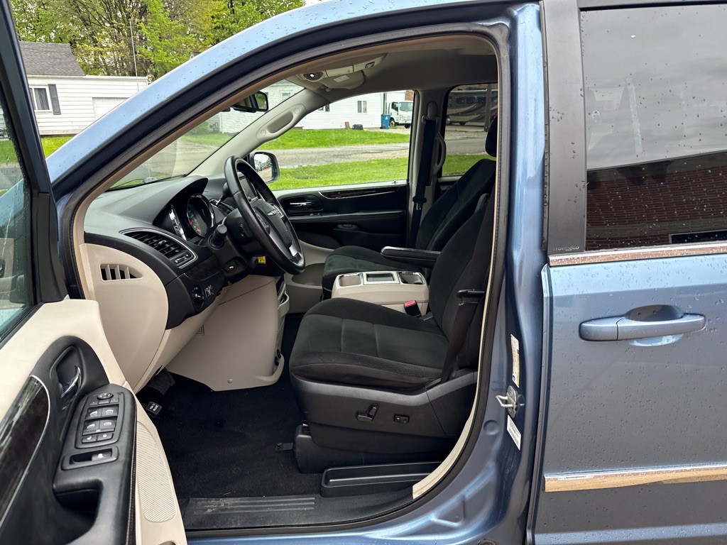 2012 Chrysler Town & Country Image 10
