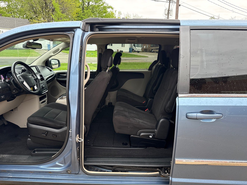 2012 Chrysler Town & Country Image 12