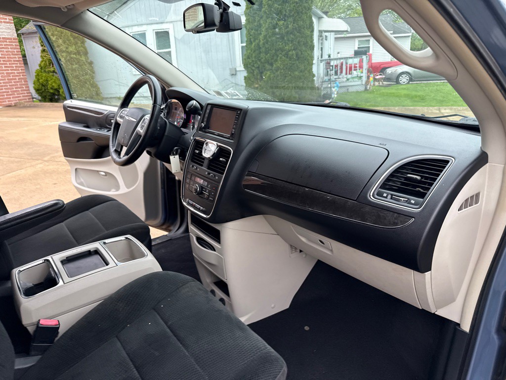 2012 Chrysler Town & Country Image 14