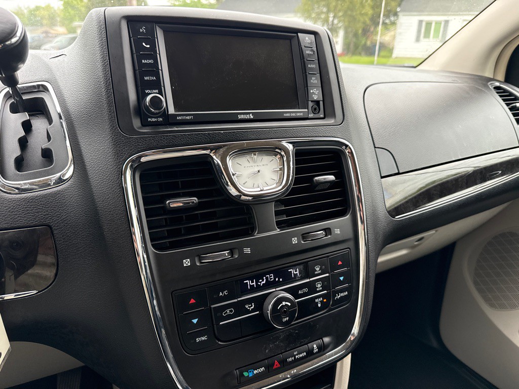 2012 Chrysler Town & Country Image 18