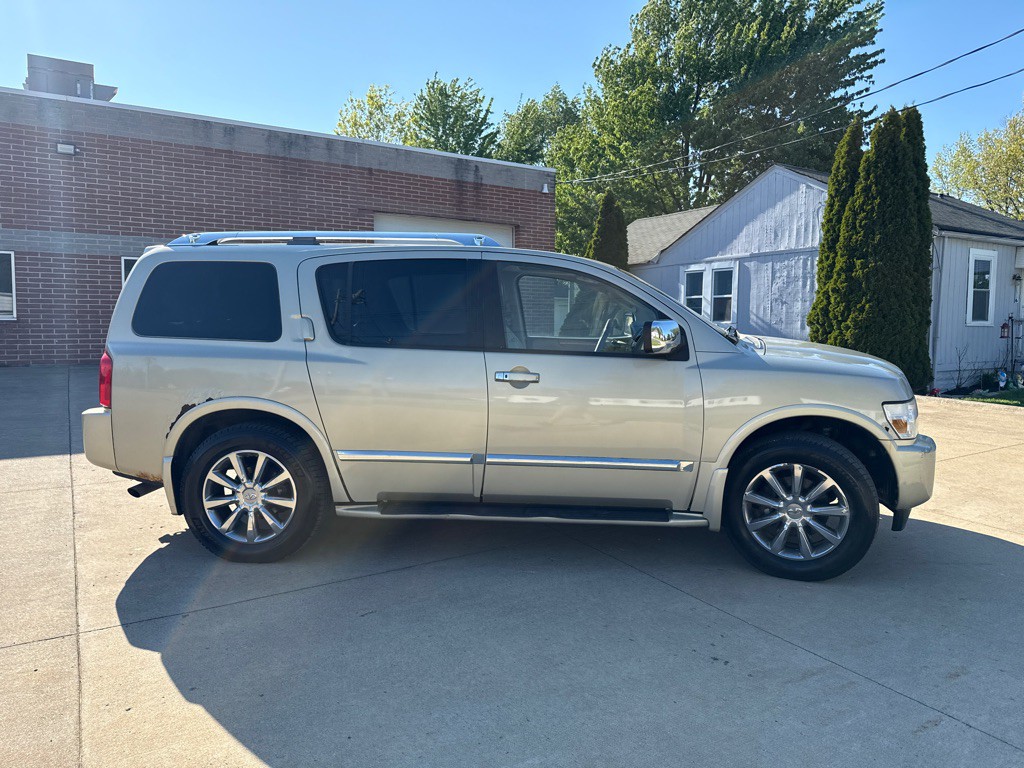 2008 INFINITI QX56 Image 4