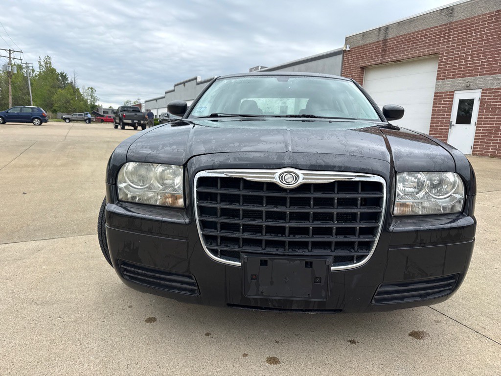 2009 Chrysler 300 Image 2