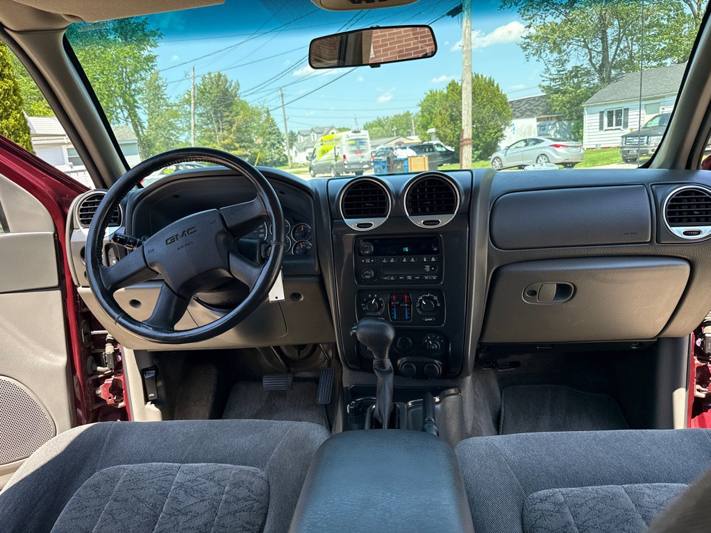 2004 GMC Envoy Image 9