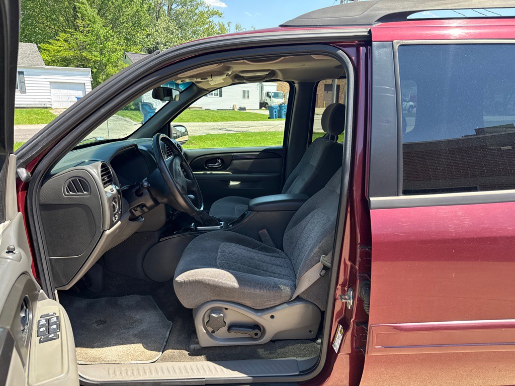 2004 GMC Envoy Image 10