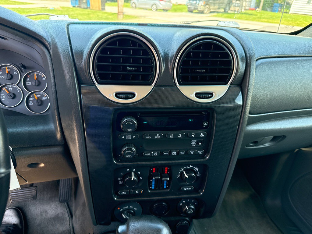 2004 GMC Envoy Image 16